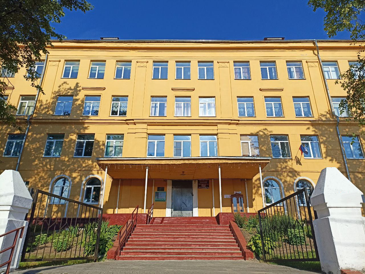 Вид школы сбоку